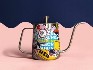 Bierdose mit Henkel auf einem pink und blau geteilten Hintergrund, minimalistisches Getränkedesign im Studio