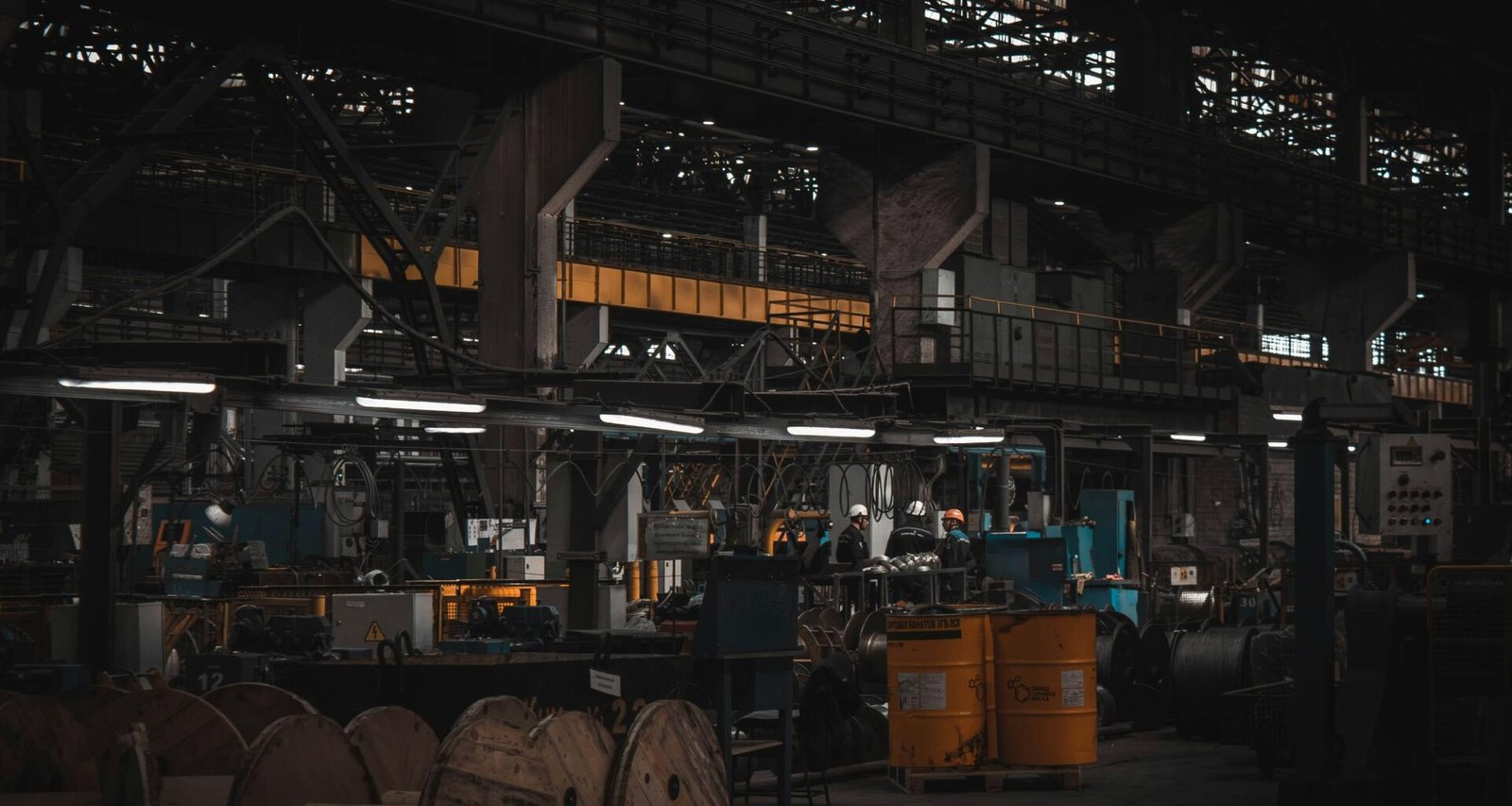 Blick in eine weitläufige Fabrikhalle mit diversen Maschinen und Anlagen, die einen modernen Produktionsprozess zeigen.