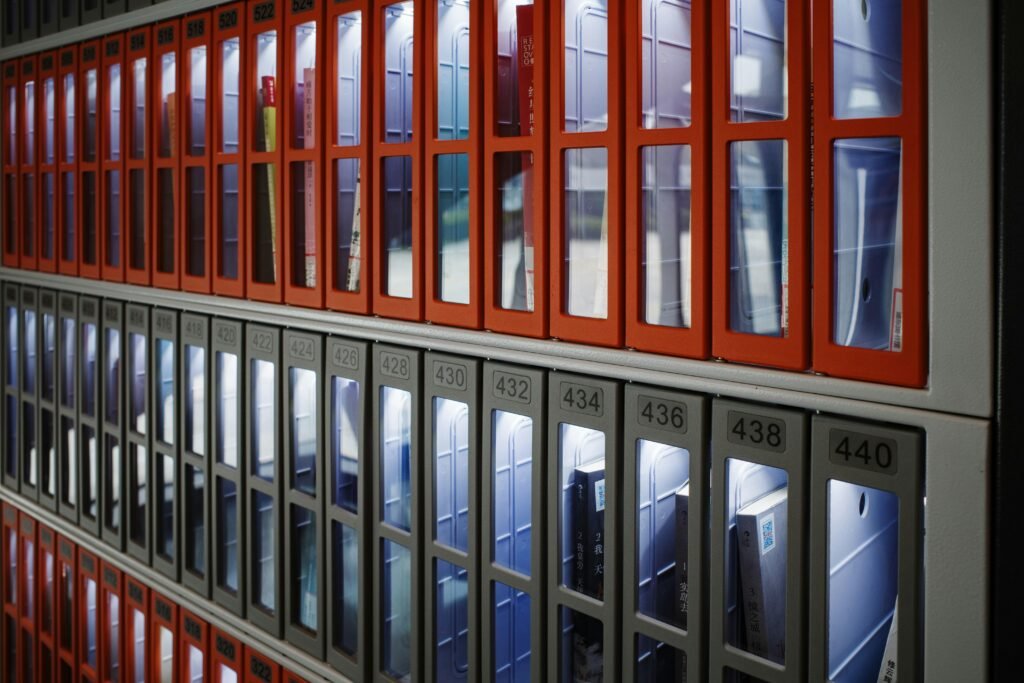 Eine Gebäudefassade mit einer Wand aus Fenstern, die von auffälligen roten Rahmen eingefasst werden.