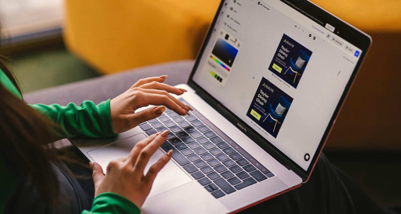 Frau sitzt auf einem Sofa und arbeitet an einem Laptop, Fokus auf moderne Arbeit von zuhause aus