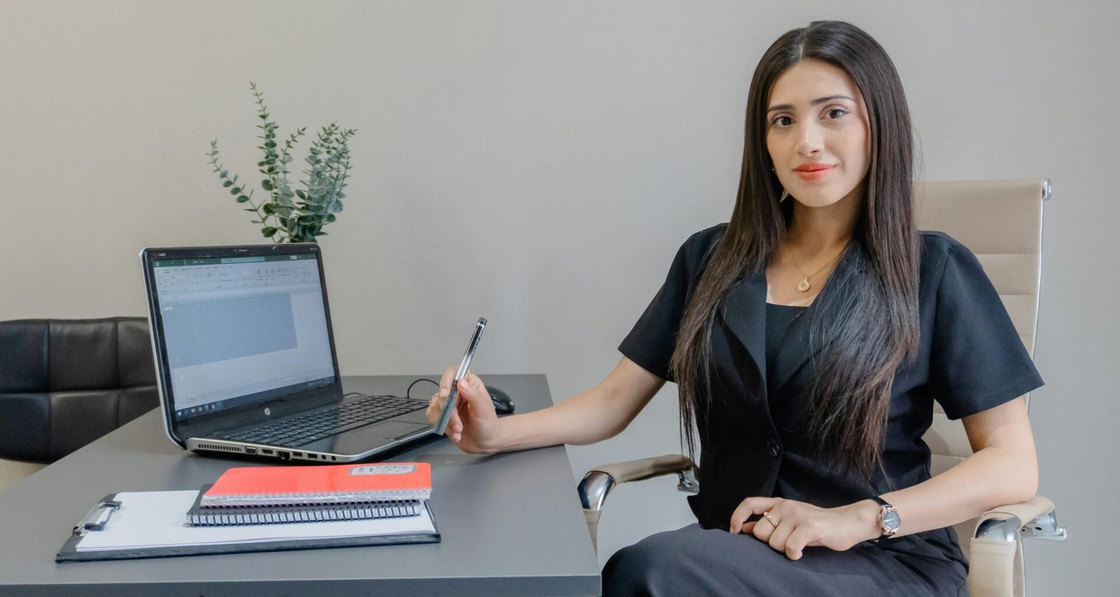 Eine Frau arbeitet an einem Schreibtisch mit einem Laptop, ideal für Beiträge über Home Office und moderne Arbeitskonzepte.