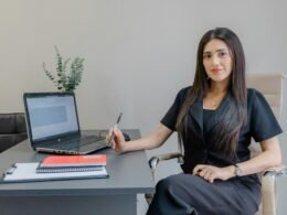 Eine Frau arbeitet an einem Schreibtisch mit einem Laptop, ideal für Beiträge über Home Office und moderne Arbeitskonzepte.