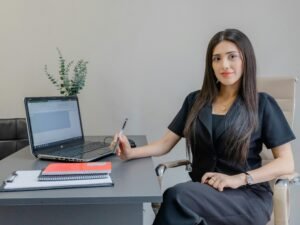 Eine Frau arbeitet an einem Schreibtisch mit einem Laptop, ideal für Beiträge über Home Office und moderne Arbeitskonzepte.