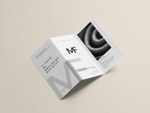 Gefaltete Broschüre, die eine Schwarz-Weiß-Fotografie auf dem Cover zeigt, zur Verwendung als Design-Mockup.