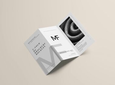 Gefaltete Broschüre, die eine Schwarz-Weiß-Fotografie auf dem Cover zeigt, zur Verwendung als Design-Mockup.