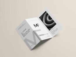 Gefaltete Broschüre mit einem schwarz-weißen Bild liegt auf einer weißen Oberfläche, modernes Design, von Mockup Free.