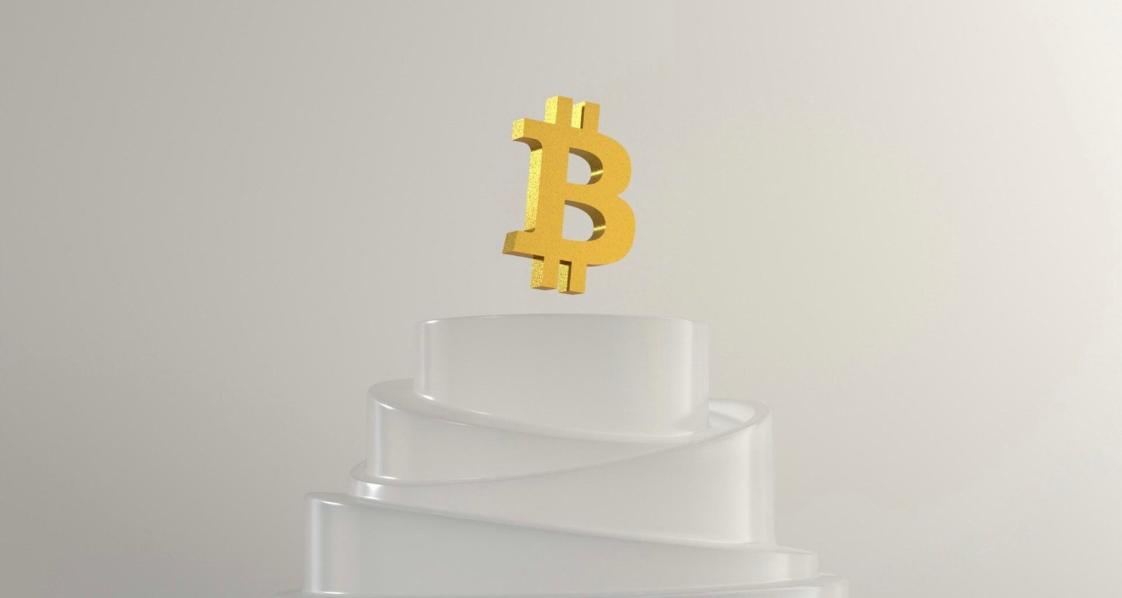 Goldene Krone liegt auf einem Stapel weißer Papierblätter als Zeichen für Erfolg und Kompetenz im Arbeitsumfeld