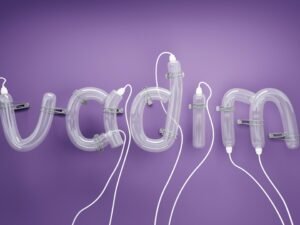 Mehrere silberne und schwarze Kopfhörer liegen nebeneinander. Fokus auf Design und Details der modernen Audiotechnik.