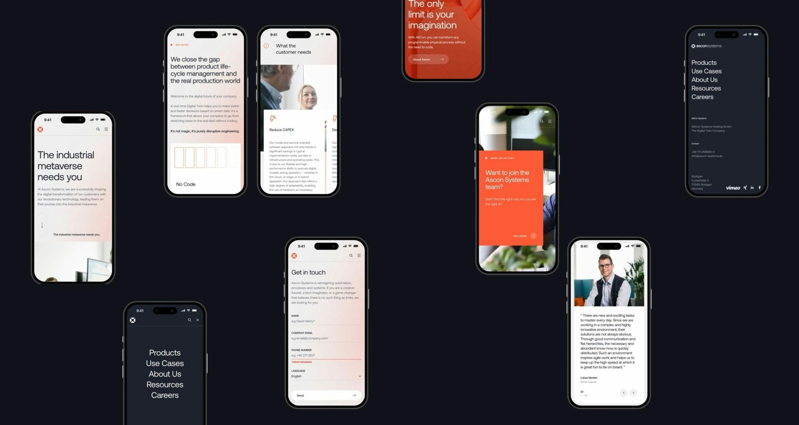 Verschiedene moderne Smartphones liegen nebeneinander auf einer Oberfläche, Details der Geräte sind gut erkennbar.