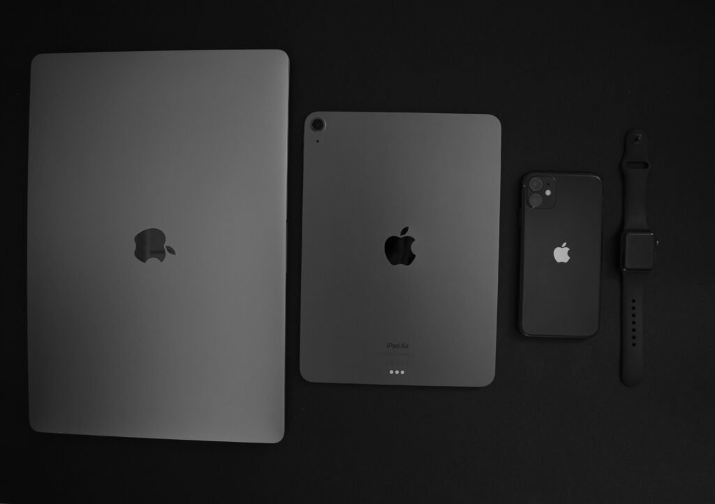 Mehrere aktuelle Smartphones liegen nebeneinander auf einem Tisch und zeigen unterschiedliche Displays und Designs.