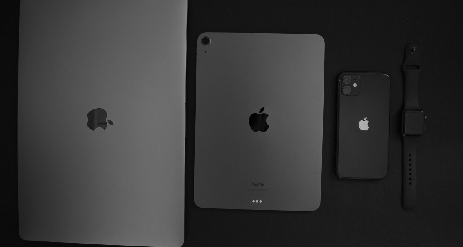 Mehrere aktuelle Smartphones liegen nebeneinander auf einem Tisch und zeigen unterschiedliche Displays und Designs.