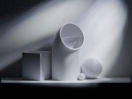 Eine Gruppe weißer Objekte arrangiert auf einem Tisch, symbolisiert modernes Design und minimalistischen Stil