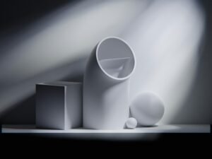 Eine Gruppe weißer Objekte arrangiert auf einem Tisch, symbolisiert modernes Design und minimalistischen Stil