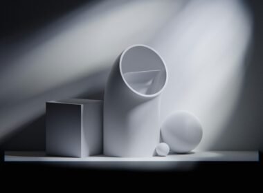 Eine Gruppe weißer Objekte arrangiert auf einem Tisch, symbolisiert modernes Design und minimalistischen Stil