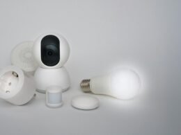 Mehrere weiße Alltagsgegenstände, arrangiert auf einer ebenen Tischoberfläche und aus der Vogelperspektive fotografiert.