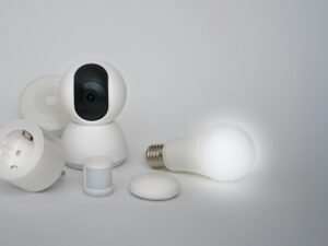 Mehrere weiße Alltagsgegenstände, arrangiert auf einer ebenen Tischoberfläche und aus der Vogelperspektive fotografiert.