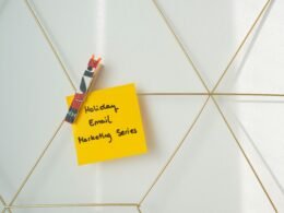 Haftnotiz mit Stift an einer Wand befestigt – Symbol für Brainstorming und Notizen im Büroalltag.