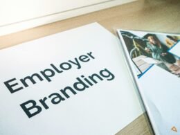 Eine Employee Branding Broschüre liegt offen auf einem Tisch und präsentiert Informationen zu Arbeitgebermarke und Unternehmenswerten.