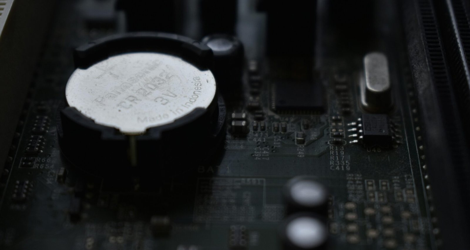 Nahaufnahme eines Computer-Motherboards mit sichtbaren elektronischen Bauteilen und Leiterbahnen.