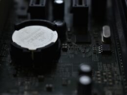 Nahaufnahme eines Computer-Motherboards mit sichtbaren elektronischen Bauteilen und Leiterbahnen.