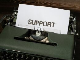 Nahaufnahme einer Schreibmaschine mit weißem Papier, geeignet zur Darstellung von Textarbeit im Online-Marketing-Umfeld.