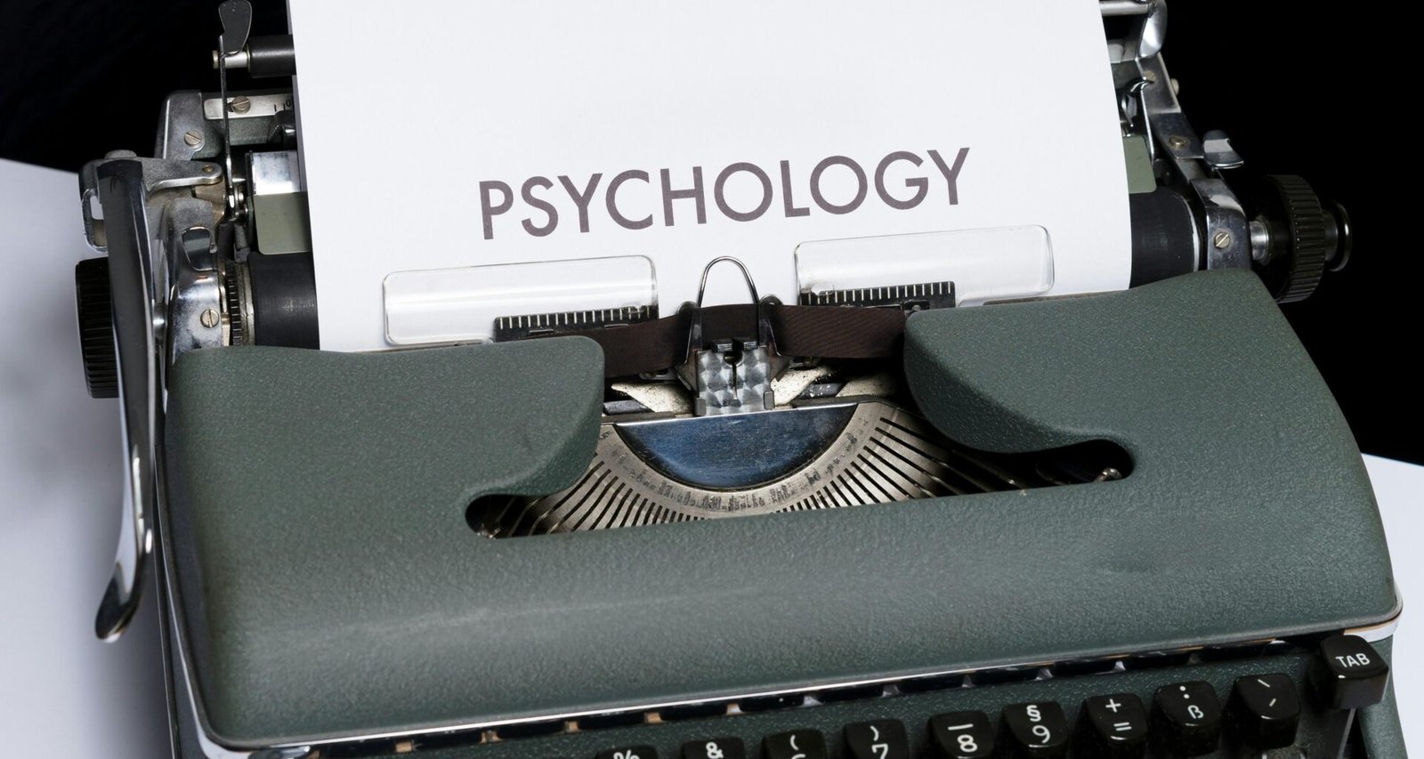 Nahaufnahme einer Schreibmaschine mit eingelegtem Papier, die einen klassischen Arbeitsplatz im Detail zeigt