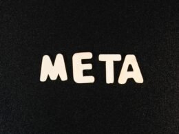 Schwarze Oberfläche mit weißen Buchstaben in Nahaufnahme, gut geeignet für Artikel zu Typografie und Design