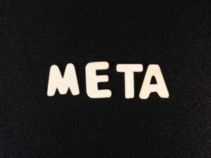 Schwarze Oberfläche mit weißen Buchstaben in Nahaufnahme, gut geeignet für Artikel zu Typografie und Design