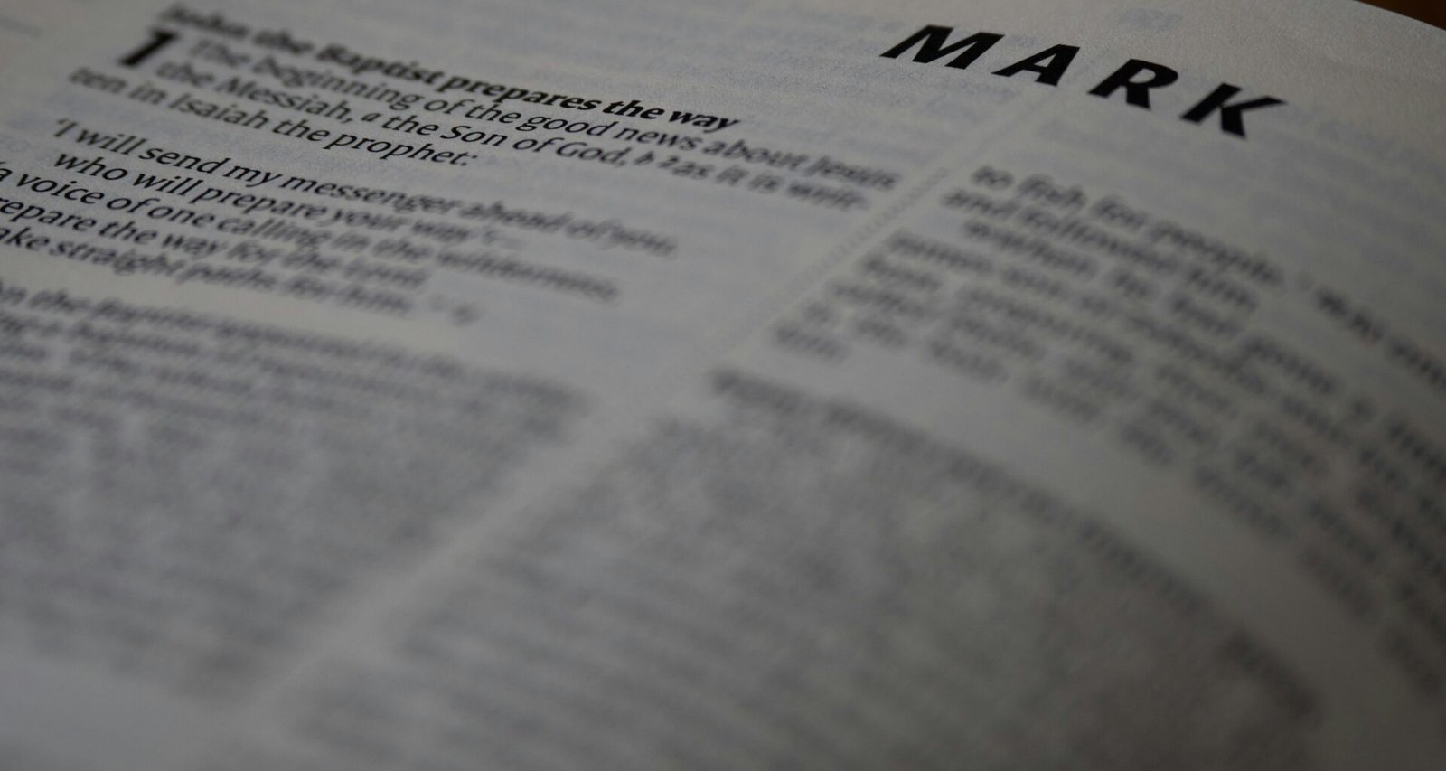 Detailansicht eines geöffneten Buches mit dem sichtbaren Wort ‚Mark‘ auf einer Seite, geeignet für Marketing- oder Wissensartikel