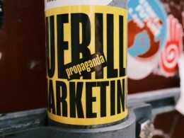 Nahaufnahme eines Stickers auf einem Metallpfahl im öffentlichen Raum, Detailansicht für Technik- und Online-Themen