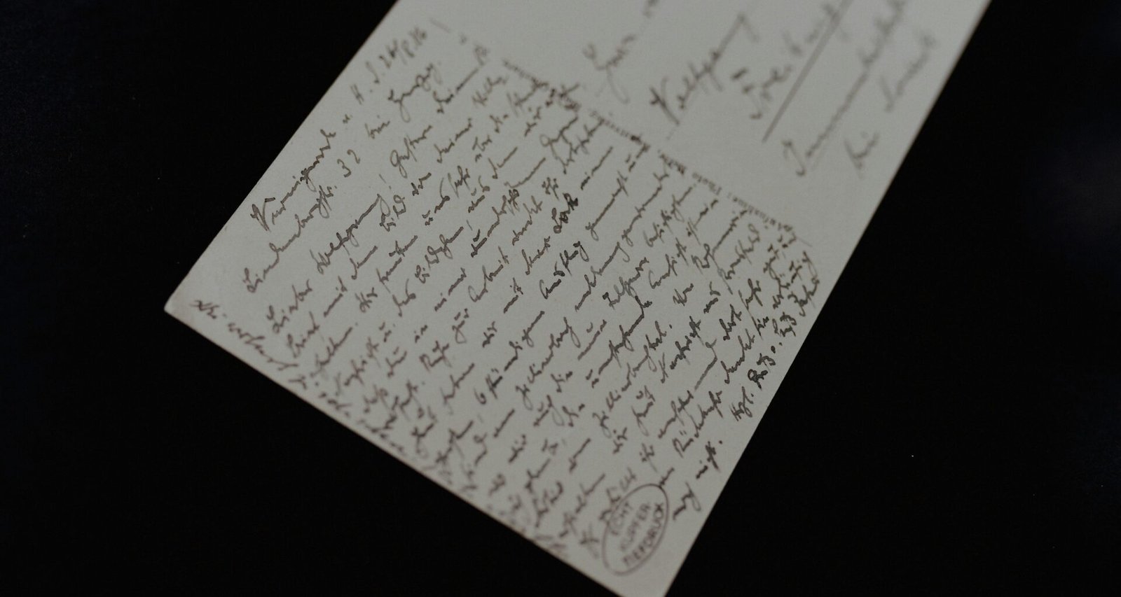 Nahaufnahme eines Blattes Papier mit handschriftlichen Notizen, Fokus auf die Schrift und das Papiermaterial