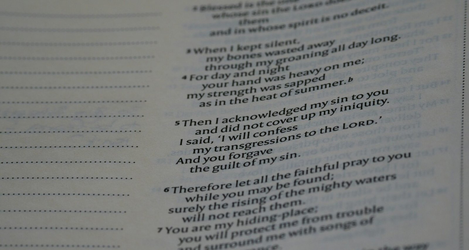 Nahaufnahme eines aufgeschlagenen Buchs mit Gedichttext, Fokus auf die bedruckten Seiten passend zum Artikelthema