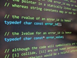 Detailaufnahme eines Computerbildschirms, auf dem Programmiercode dargestellt ist – Symbolbild für Softwareentwicklung.