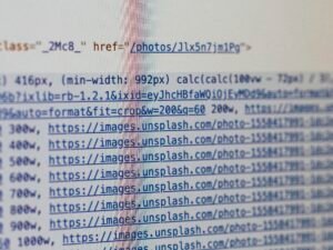 Nahaufnahme eines modernen Computerbildschirms mit abgebildetem Text, ideal als Symbolbild für IT, Web und Digitalisierung.