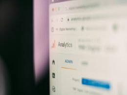 Nahaufnahme eines Computerbildschirms mit verschwommenem Hintergrund, passend zu Artikeln über Technologie und Online-Marketing.