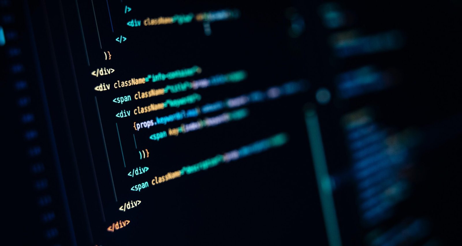 Ein Computerbildschirm in Nahaufnahme mit vielen Zeilen Programmcode, geeignet für Beiträge rund um IT und Webentwicklung.