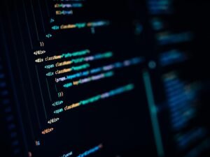 Ein Computerbildschirm in Nahaufnahme mit vielen Zeilen Programmcode, geeignet für Beiträge rund um IT und Webentwicklung.