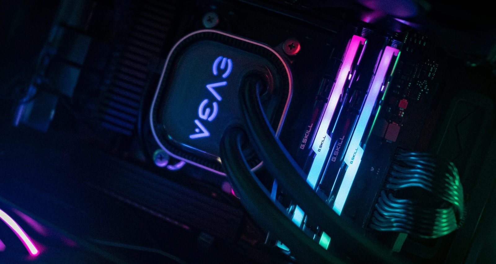 Detaillierte Nahaufnahme eines Computers und zahlreicher Kabel in einem dunklen Raum, passend für IT- und Technikthemen