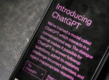 Nahaufnahme eines Handys auf einem Tisch. Das Bild zeigt Details des Geräts und symbolisiert mobile Kommunikation.