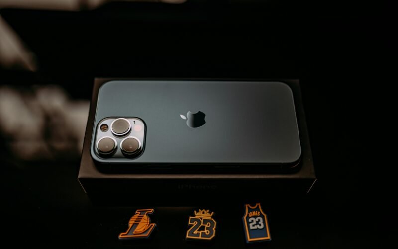 Nahaufnahme eines Smartphones in einer Box – das Handy liegt sicher verpackt, Fokus auf moderne Technik