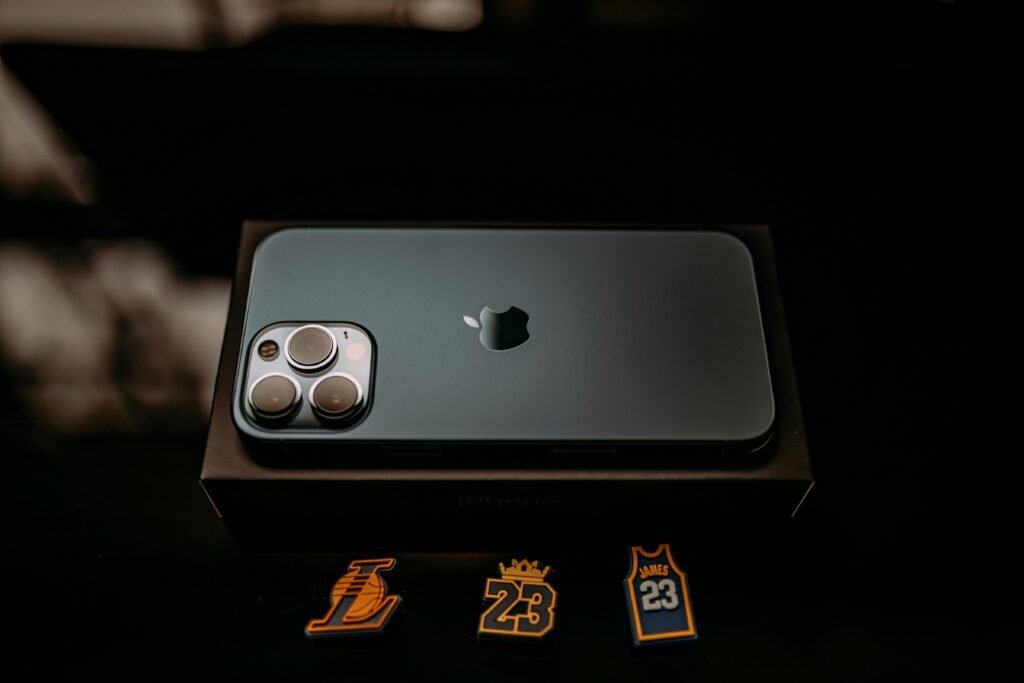 Nahaufnahme eines Mobiltelefons in einer Schachtel, ideal für Themen rund um Technik, Geräte oder Produktpräsentation
