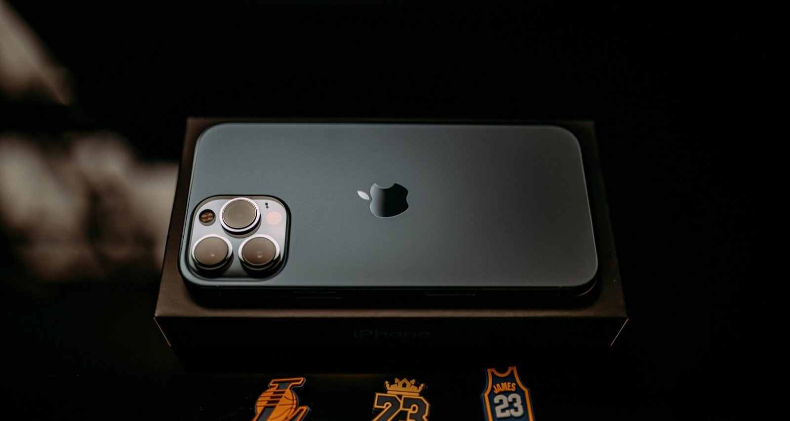 Nahaufnahme eines Smartphones, das in einer Box liegt – Fokus auf moderne mobile Technologie und Verpackungssicherheit.