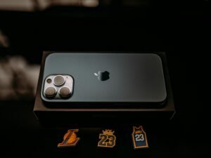 Nahaufnahme eines Mobiltelefons im Karton, die Details des Geräts und der Verpackung deutlich zeigt