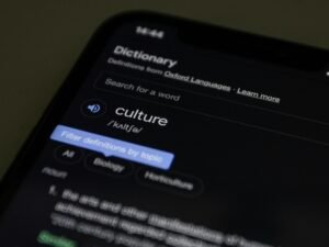 Nahaufnahme eines Smartphones mit geöffneter Wörterbuch-Anwendung auf dem Bildschirm