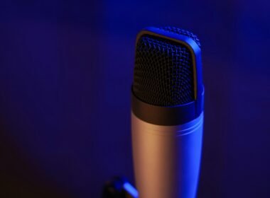 Nahaufnahme eines Mikrofons in einem schwach beleuchteten Raum, geeignet für professionelle Aufnahmen und Studioeinsatz.