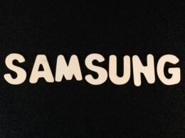 Nahaufnahme des Samsung Logos auf einer schwarzen Oberfläche, ideal für Beiträge zu Technik oder Marken im digitalen Umfeld.
