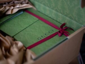 Eine Person hält ein grünes Buch in der Hand, Nahaufnahme geeignet für Themen zu Lesen oder Bildung