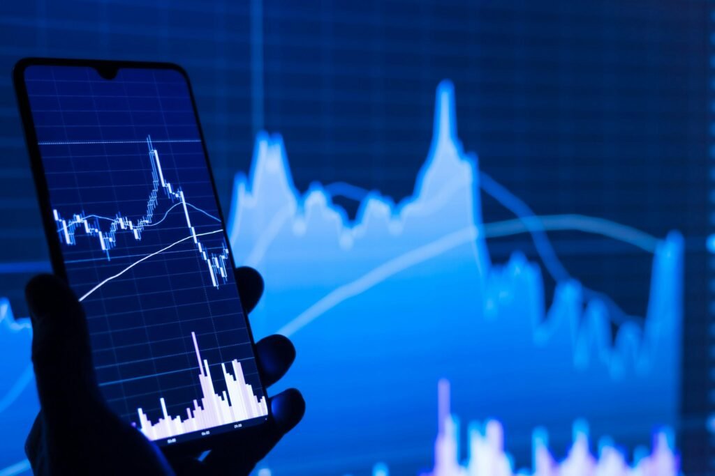 Eine Person betrachtet einen Aktienchart auf dem Smartphone, Fokus auf die mobile Nutzung von Aktienanalysen.