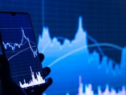 Eine Person betrachtet einen Aktienchart auf dem Smartphone, Fokus auf die mobile Nutzung von Aktienanalysen.