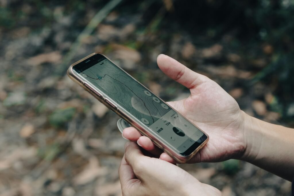 Nahaufnahme einer Person, die ein Smartphone in der Hand hält, Fokus auf moderne mobile Technologie und digitales Arbeiten